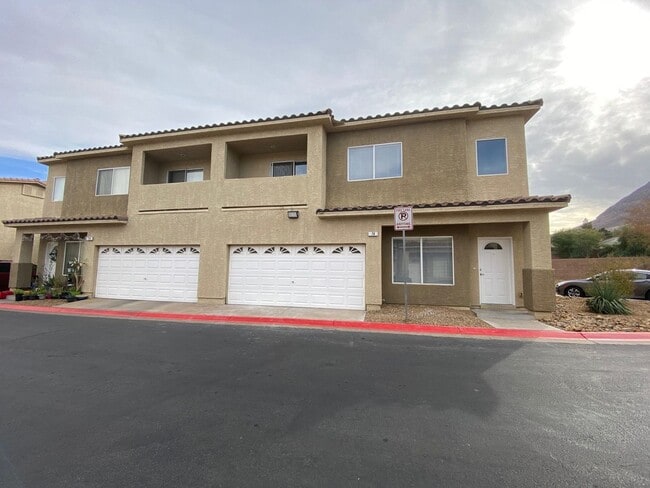 Building Photo - 2 bedroom Townhouse w/loft and 2 car garage