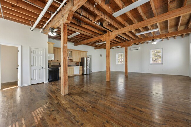 Photo - 664 E Meeting St