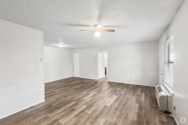 1BR, 1BA - 700SF - Living Room - El Centro