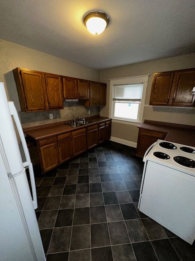 Photo - 2 bedroom 1 bath - available now!