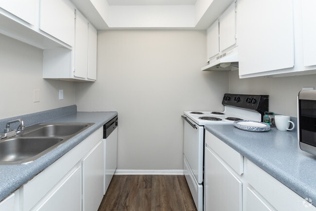 1BR, 1BA - 815SF