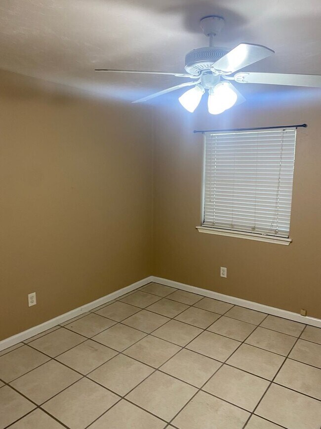 Photo - Spacious 1 Bedroom 1 Bathroom! Located Off Ocala Road.