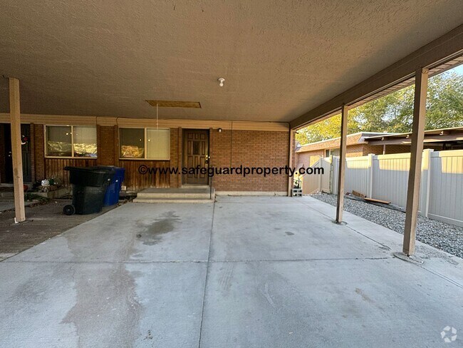 Building Photo - Spacious Holladay 3 Bedroom Duplex with 2-... Rental