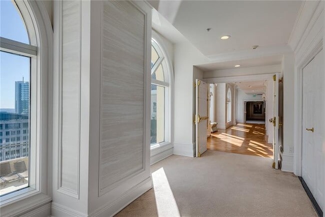 Photo - 3334 Peachtree Rd NE Unidad 1905