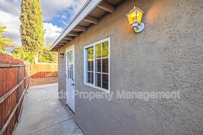 Building Photo - 703 Mills St