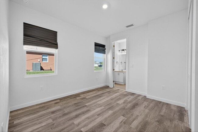 Photo - 918 Embers Pkwy W