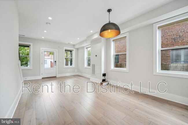 Photo - 608 Roxboro Pl NW