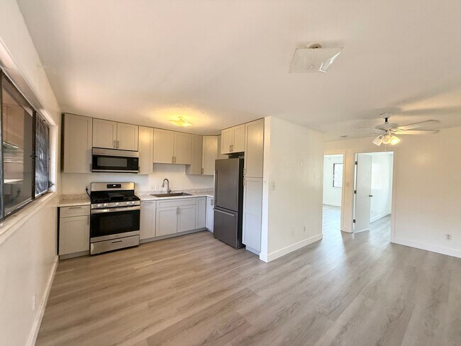 Building Photo - MOVE IN READY! 2 Bd, 1 Ba in Hillside Villa- Salt Lake