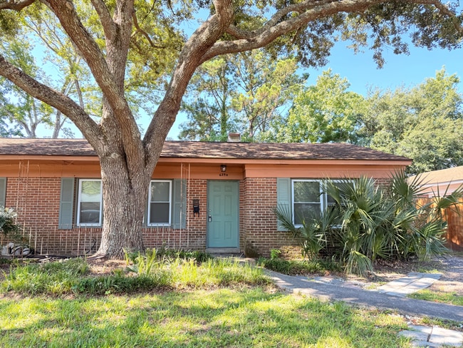 Building Photo - Move-In Ready South Windermere Duplex – Updated Interior & Prime Location!