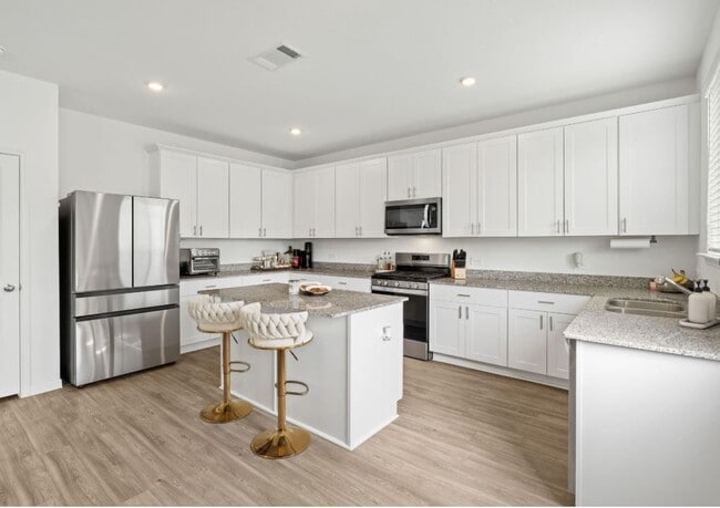 Photo - 23543 Powmill St