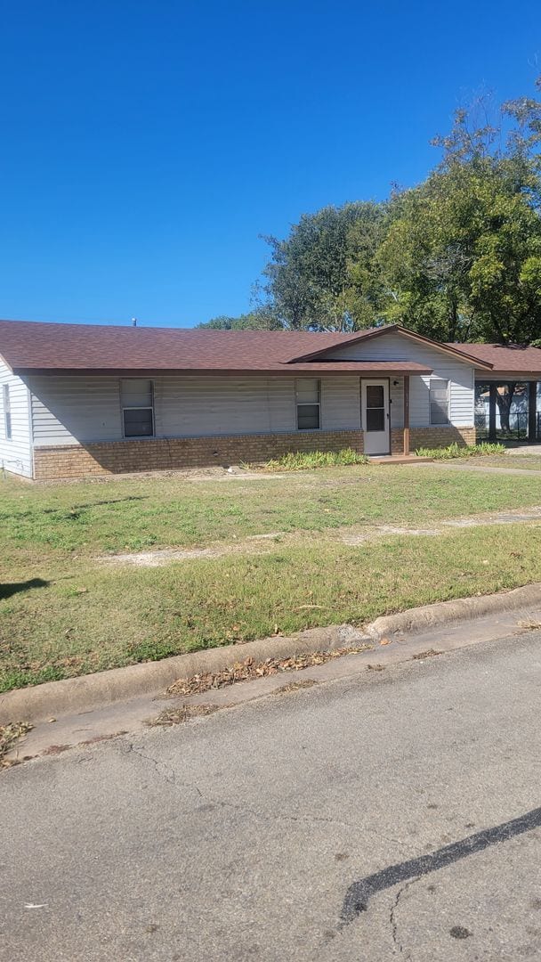 Building Photo - Charming 3-Bedroom, 1-Bath Home with Large...
