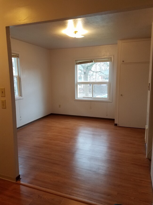 Building Photo - 306 1st Ave Unit 2