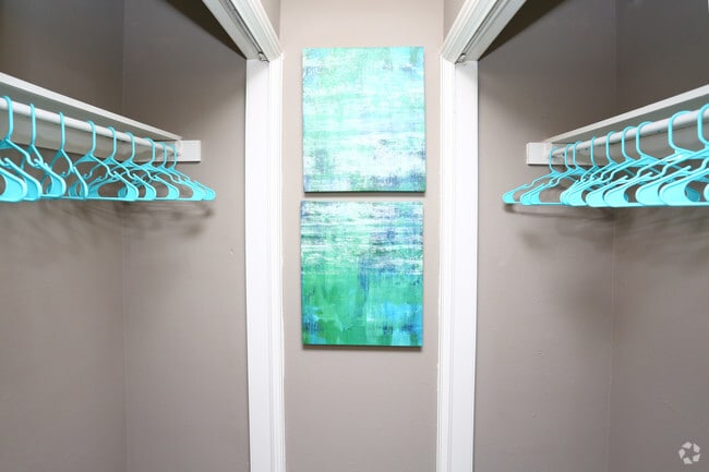 2BR, 2BA - 1060SF - Walk-In Closet