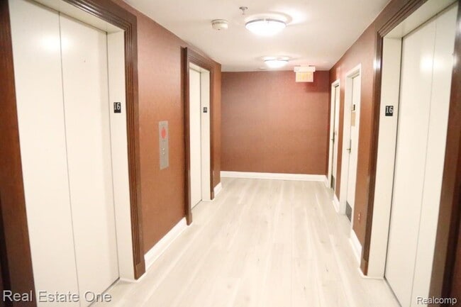 Photo - 1001 W Jefferson Ave Unidad 300/16F