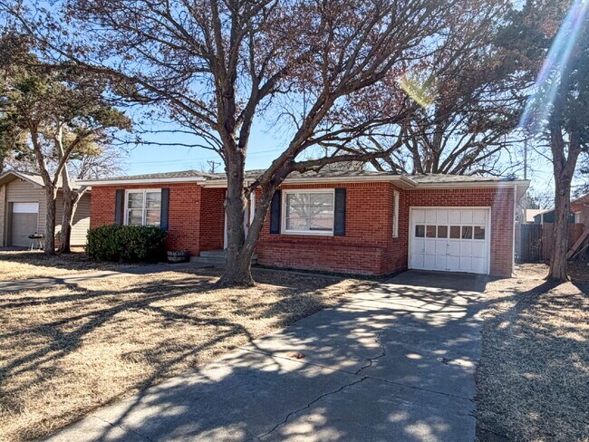Photo - Maedgen Area | 2 Spacious Bedrooms | 1 Car Garage