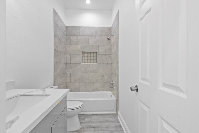 Building Photo - 4620 N Railroad Ave