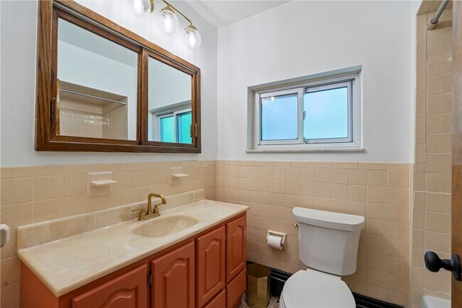 Photo - 6026 Sawyer St