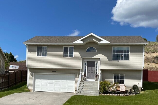 Photo - 3020 Silverfield Way