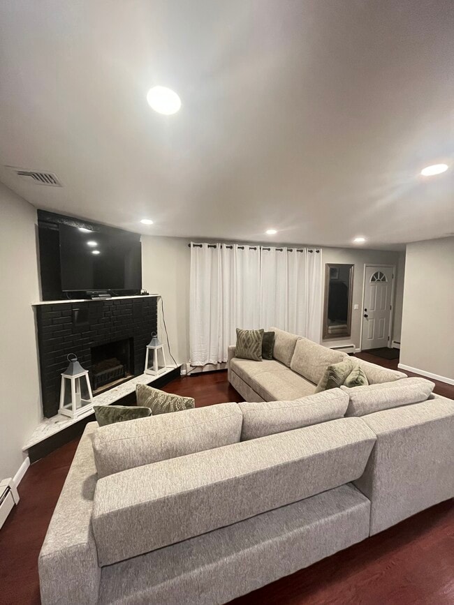 Family room - 596 Dell Rd