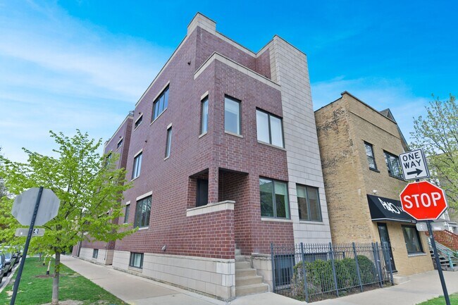 Photo - 2224 W Roscoe St Townhome
