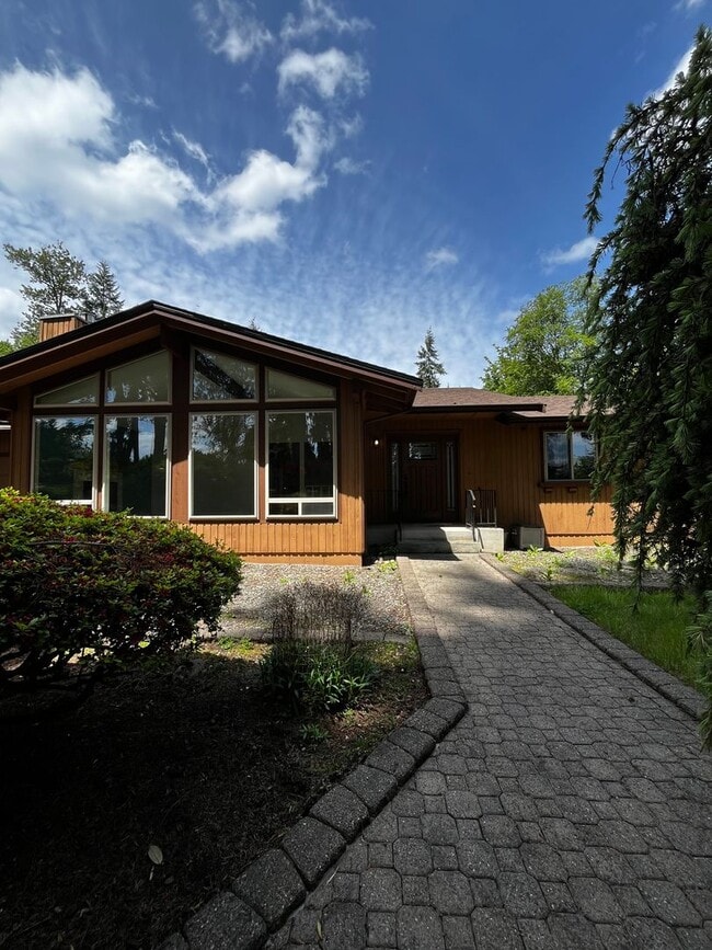 Gorgeous 3 BD 2.25 BA Home on 2 Acres! - Gorgeous 3 BD 2.25 BA Home on 2 Acres!