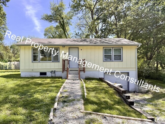 2-Bedroom Home with Spacious Backyard & Deck - 2-Bedroom Home with Spacious Backyard & Deck