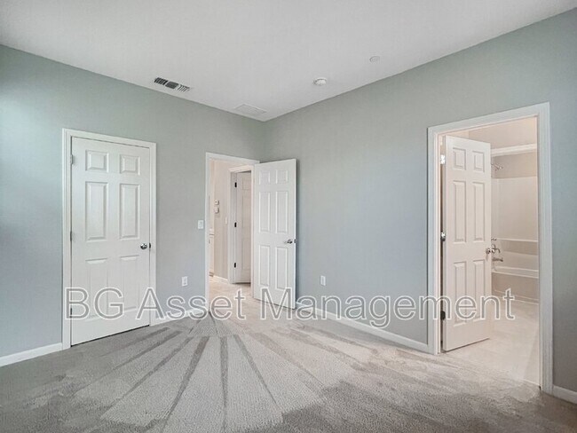 Photo - 812 Queen Palm Ln