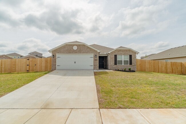 Building Photo - Like New 4-bedroom 2 bath Home in Lowell!! Fenced Yard!