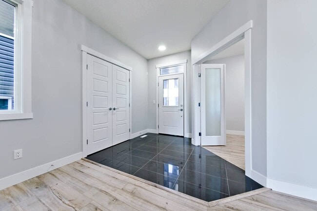 Photo - 613 Midtown Pl SW