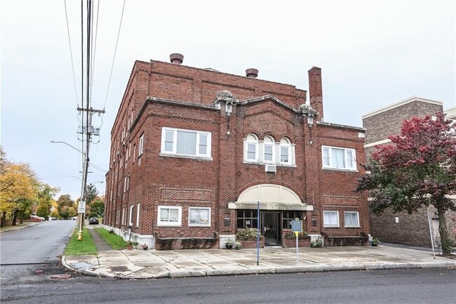 Building Photo - 404 Main St Unit B2