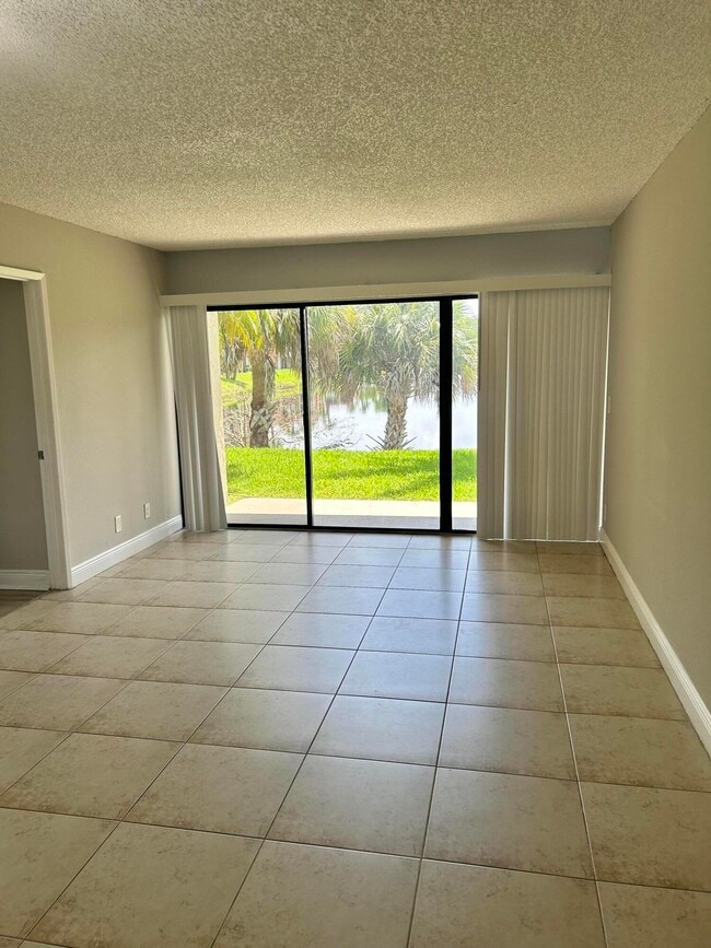Photo - 1504 Lake Crystal Dr Unit B