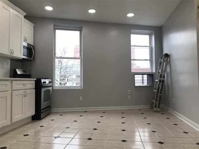 Building Photo - 730 Bergen Ave Unit 4