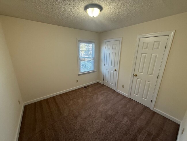 Photo - 105 Apache Dr