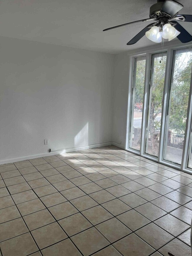 Photo - 3371 Brussels St Unidad 4