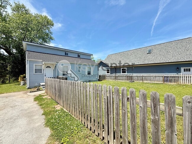 Photo - 308 Druid Ln