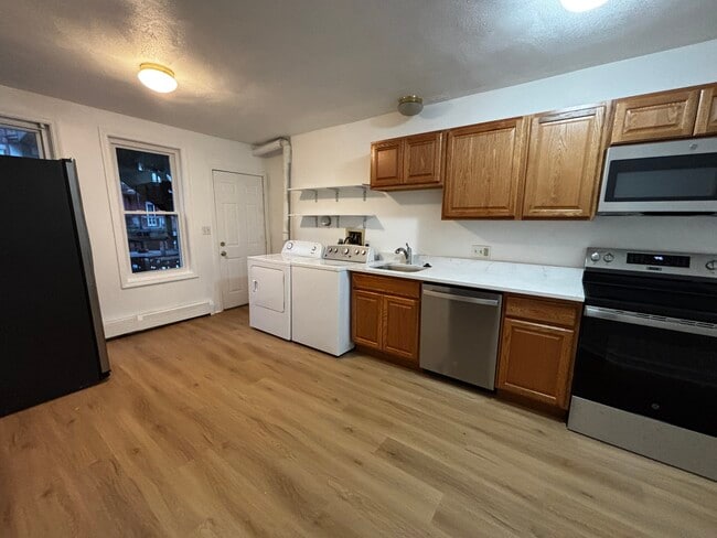 Building Photo - 672 Washington St Unit 675-1