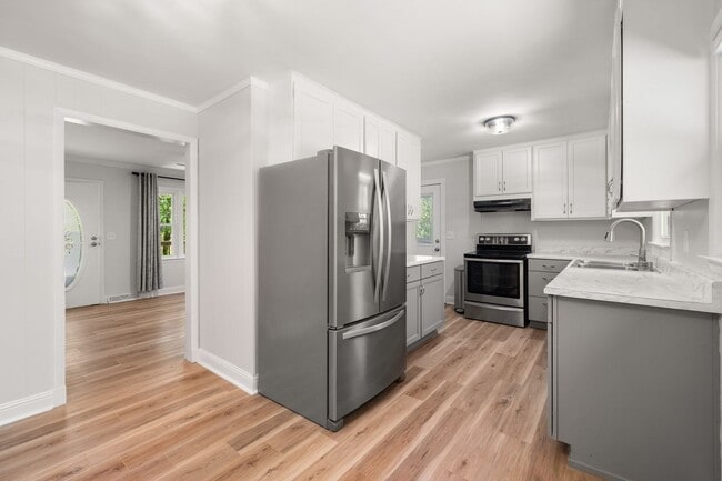Photo - Pet Friendly 3/1 House, Fenced Yard, Deck, Fire Pit & Basement