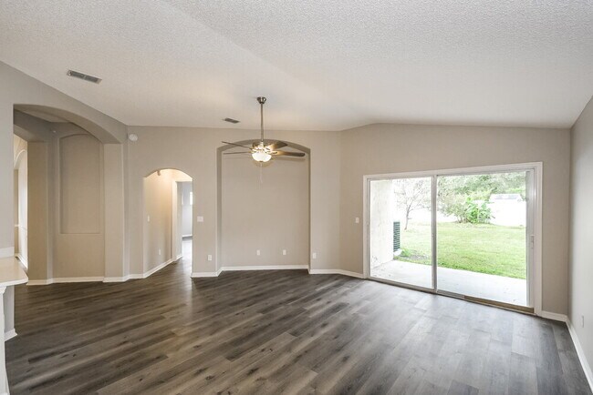 Photo - 1098 Maple Ln