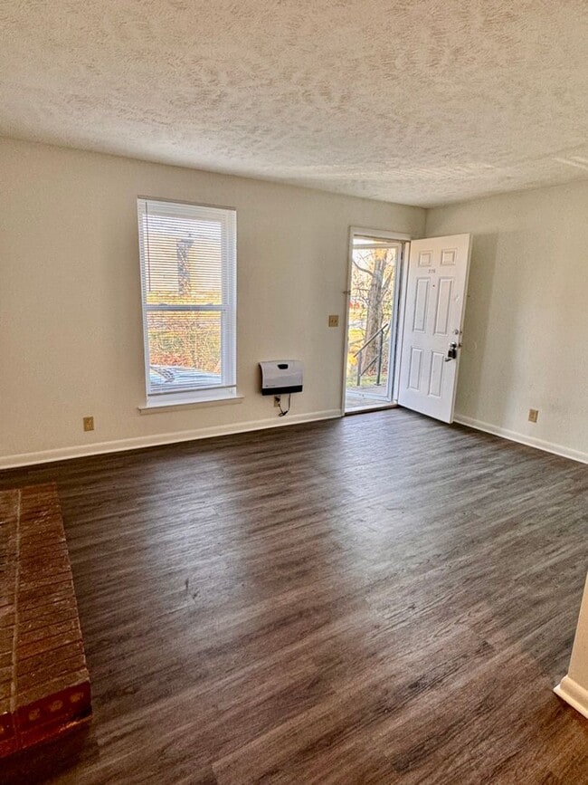 Photo - 5144-5158 Linbar Drive Unidad 5156 Linbar Dr.