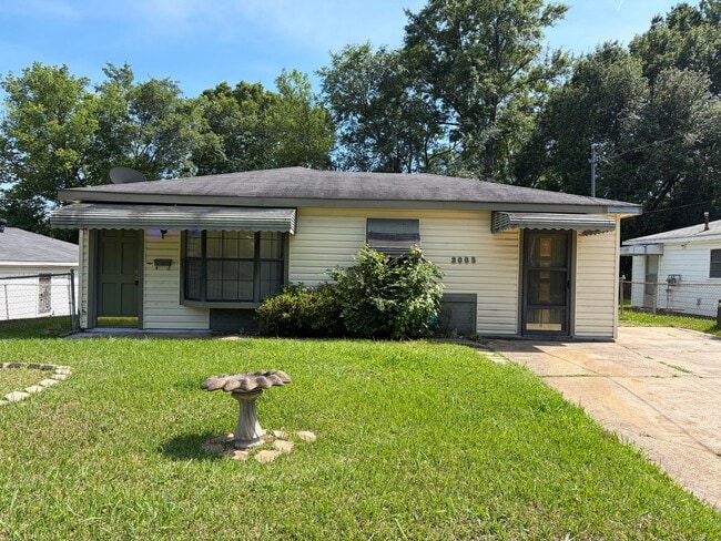 Building Photo - Huge 4 Bedroom Home
