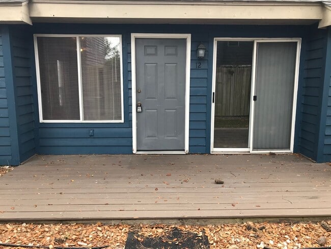 Building Photo - Quiet 2 story condo super close to the beach! Unit #12