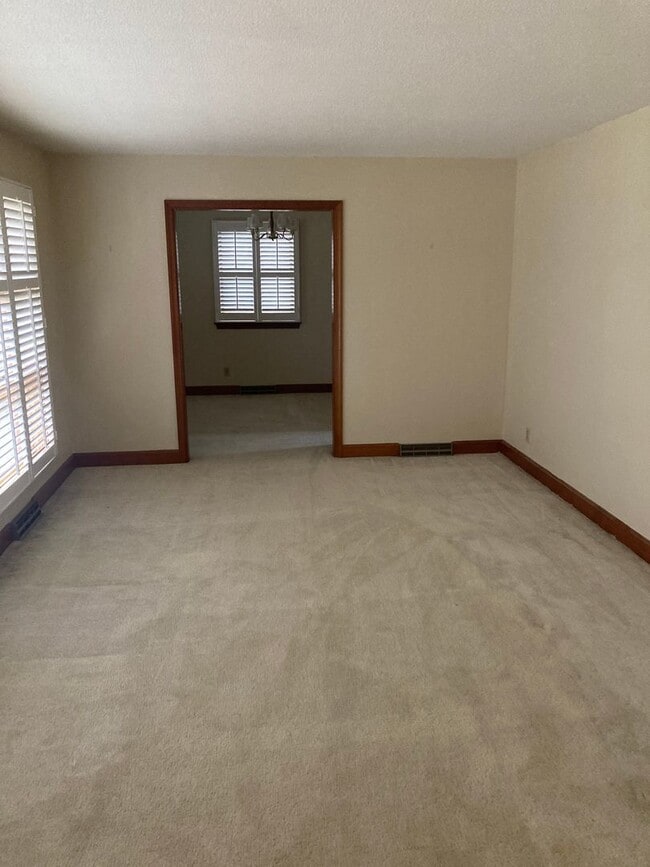 Photo - 669 McGregor Rd