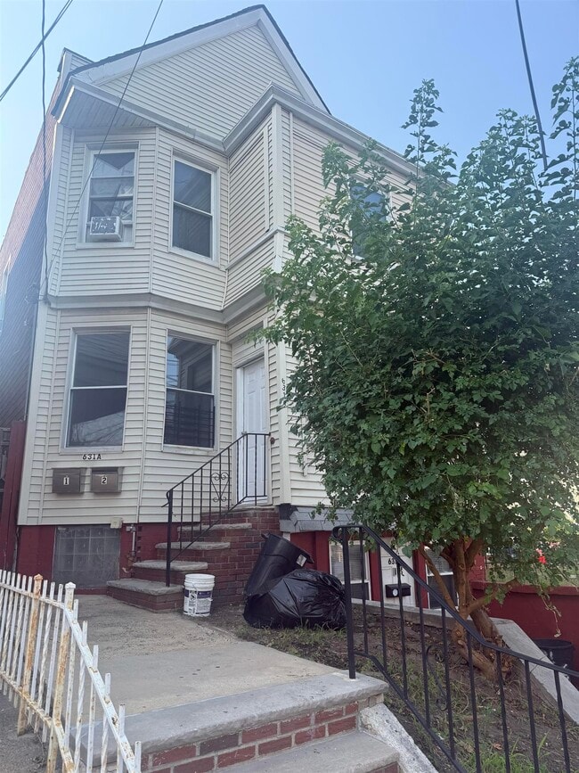 Building Photo - 631A Garfield Ave Unit 1
