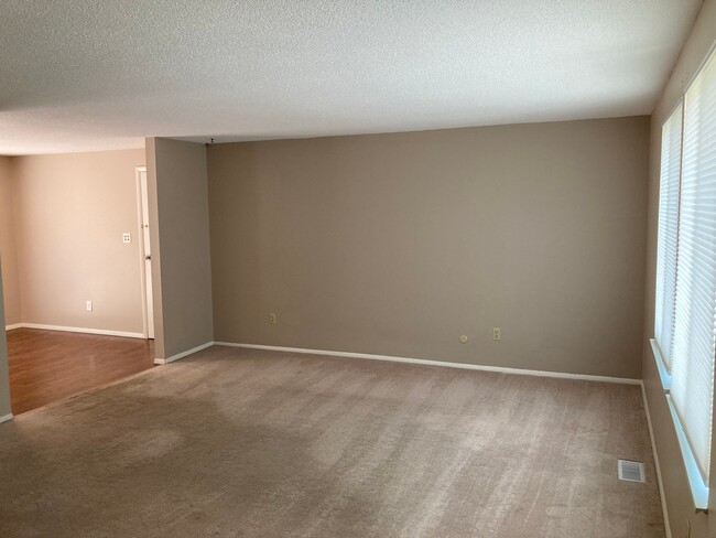 Photo - 585 Meadowview Ln