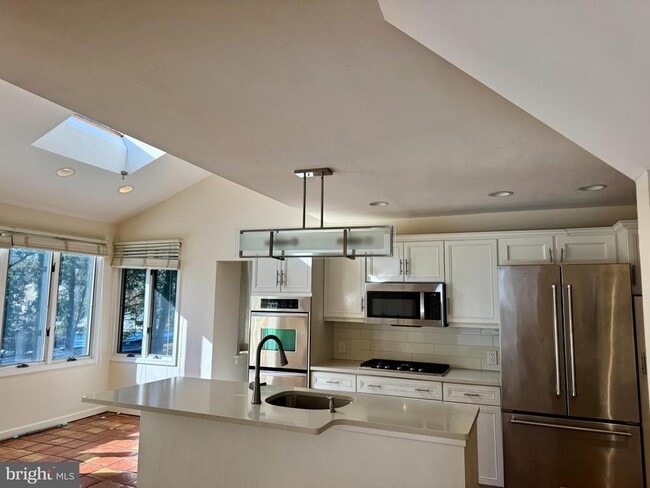 Building Photo - 8233 Fairview Rd