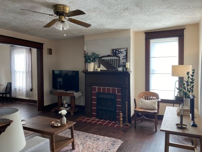 Building Photo - 403 E Penn St Unit Right Rental