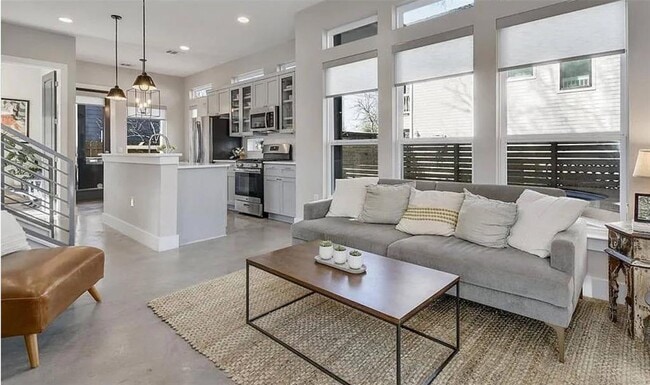 2709 E 3rd St Unit 2