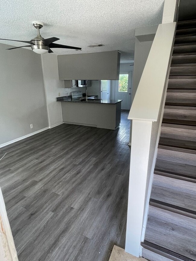 Photo - 2 BEDROOM @ UNT