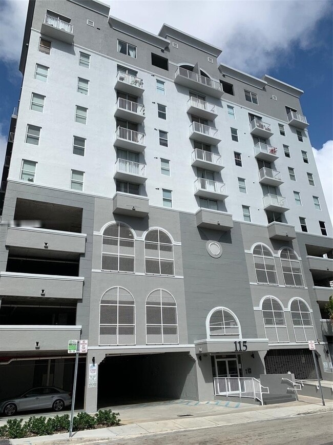 Building Photo - 115 SW 11th St Unit 909