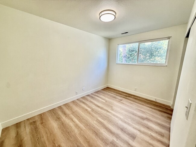 Photo - 768 N Redwood Rd